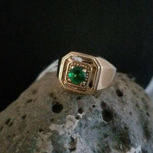 Men's ring with emerald type stone